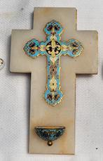 Set van 5 crucifixen en muur-bisschoppelijke fontenissen (5)
