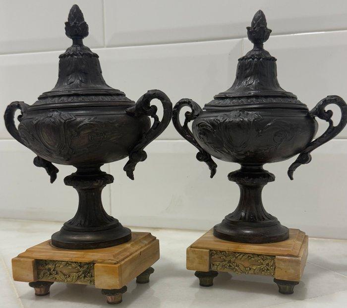 Vaas met dubbele oren (2) - Verguld brons, Carrara marmer, Antiek en Kunst, Antiek | Overige Antiek