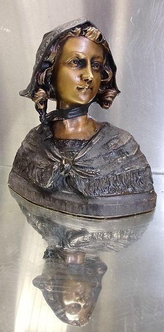 Buste, Een antieke vrouwelijke buste in een ingetogen, Antiek en Kunst, Kunst | Designobjecten