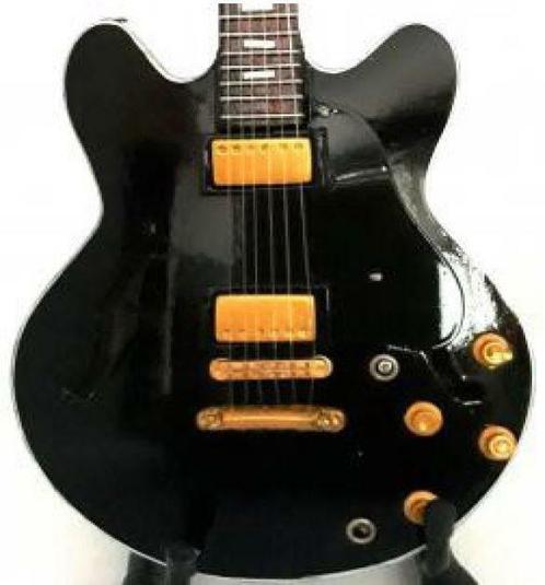 Miniatuur Gibson gitaar met gratis standaard, Verzamelen, Film en Tv, Beeldje, Replica of Model, Nieuw, Verzenden