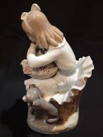 Lladró - Figure - Niña con canasta de flores y perro -