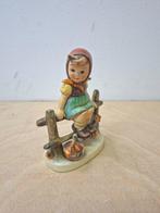 Goebel, Hummel - Beeldje - Meisje op hek (Just Resting) – 13, Antiek en Kunst