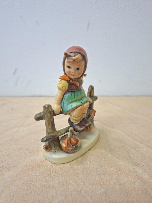 Goebel, Hummel - Beeldje - Meisje op hek (Just Resting) – 13, Antiek en Kunst, Curiosa en Brocante