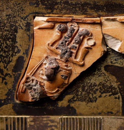LÉgypte ancienne, Fragment dos royal avec scène de Pharaon, Verzamelen, Mineralen en Fossielen