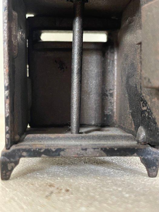 Kist - IJzer - Antiek kluisje spaarpot, Antiek en Kunst, Curiosa en Brocante