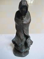 Van de Perre - Beeld, Vrouw in mantel keramiek bronskleur