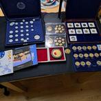 Munten en bankbiljetten uit de hele wereld. Postzegels uit