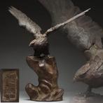 fijn bronzen beeld van een adelaar met de handtekening van