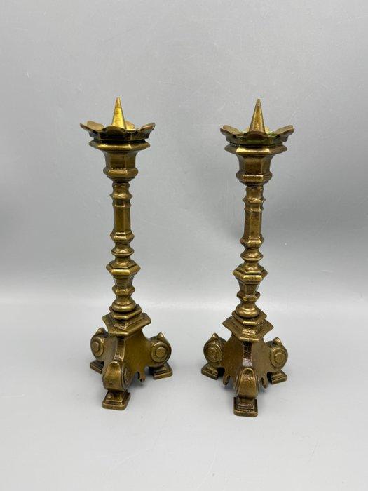 Set van 2 messing kandelaars met spits - Kandelaar (2) -, Antiek en Kunst, Antiek | Boeken en Manuscripten