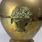 dekselvaas - Antique - Brass Urn With flowerbaskets on