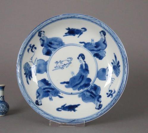 Kangxi (1662-1722) - Schotel - Very fine Ladies with Dogs, Antiek en Kunst, Antiek | Overige Antiek