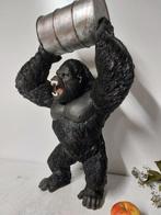 Beeld, 57 cm high strong gorilla with barrel - 57 cm -