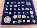 Wereld. Collection of tokens, medals and weights, incl.