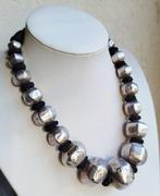 Hanger of ketting met parel en was, bedekt met zilver. -, Antiek en Kunst