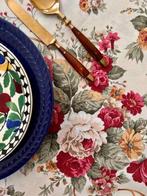 Bloemenprint mantel, ruime tafels. Klassieke decoratie. -