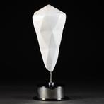 Grote witte gebeeldhouwde schelp - Basis van acryl en staal., Verzamelen