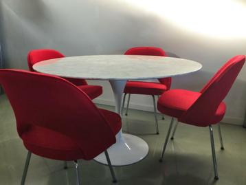 Saarinen marmeren Tulip tafel + 4 Executive chairs beschikbaar voor biedingen
