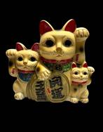 Beeldje - Showa Retro Jumbo Triple Maneki Neko / Large Size, Antiek en Kunst