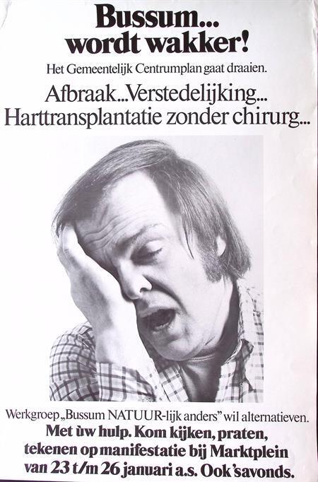 Vintage poster over demonstratie tegen het beleid in geme..., Verzamelen, Posters, Nieuw, Overige onderwerpen, Met lijst, Verzenden