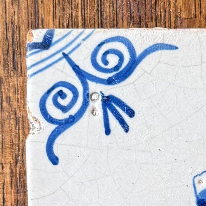 Tegel - Bloempot met grote ossenkop hoekmotieven - 1600-1650, Antiek en Kunst, Antiek | Glaswerk en Kristal