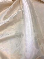 Tijdloze elegantie. Damastweefsel met gestileerde bladeren