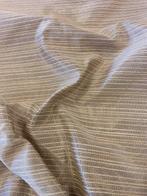 Tissu à rayures très fines avec des fils alternés à la