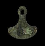 Viking periode Bronzen amulet in de vorm van een bijl.