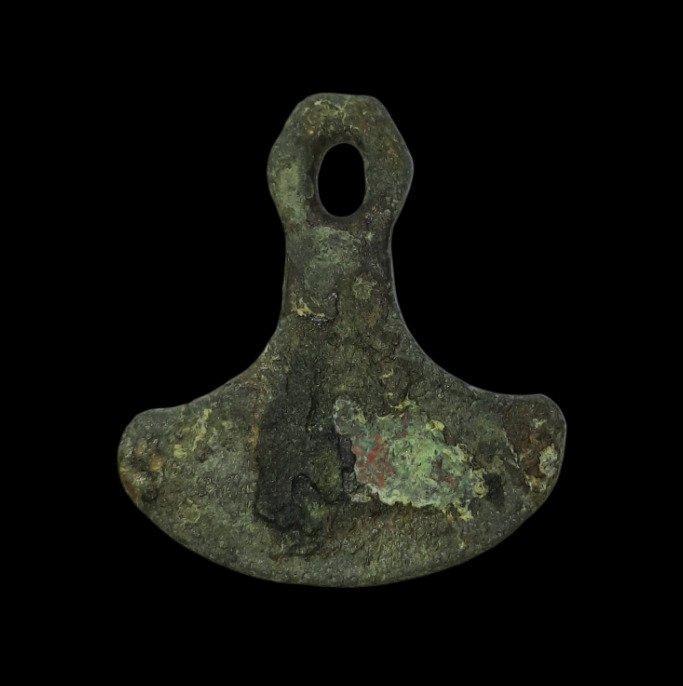 Viking periode Bronzen amulet in de vorm van een bijl., Handtassen en Accessoires, Antieke sieraden