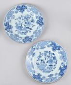 Bord - A PAIR OF CHINESE BLUE AND WHITE PLATES DECORATED