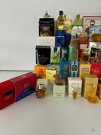 75 Miniatuur flesjes parfum in in verpakking. - Bouteille de
