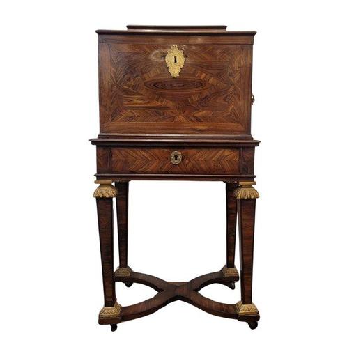 Kast op een standaard - Parketvloer van kostbaar hout, Antiek en Kunst, Antiek | Meubels | Stoelen en Sofa's