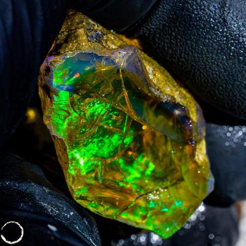 Zeer zeldzame natuurlijke AAA+++ Crystal Opal onbehandeld, Verzamelen, Mineralen en Fossielen