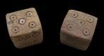 Romain antique paire de dés de jeu en os, astragale (Sans