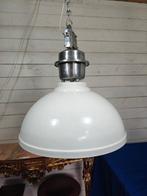 Een prachtige witte desing lamp - Lamp - Metaal