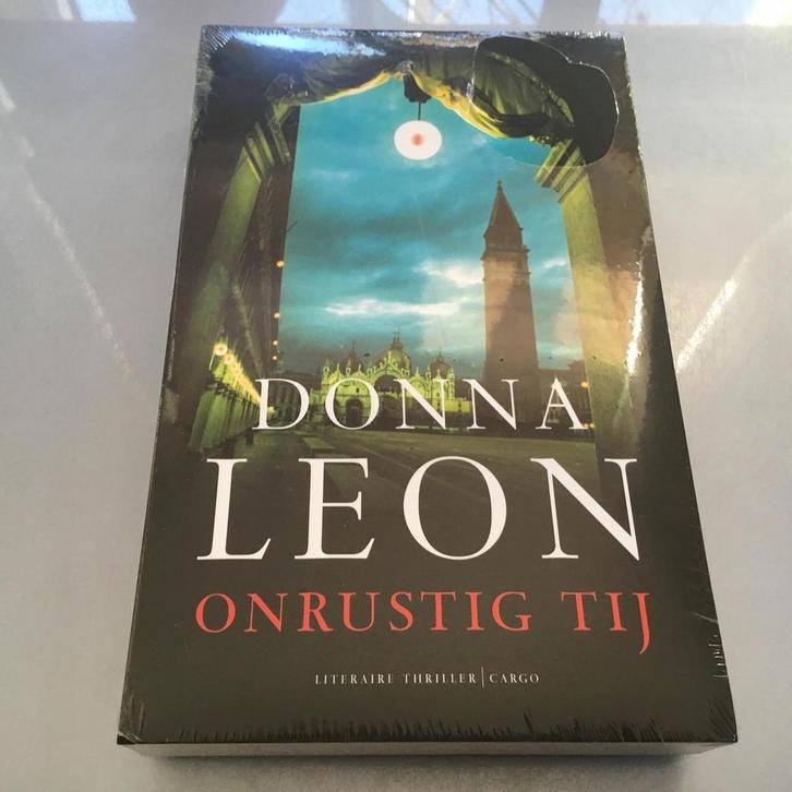 Onrustig tij 9789023465874 Donna Leon, Boeken, Thrillers, Gelezen, Verzenden