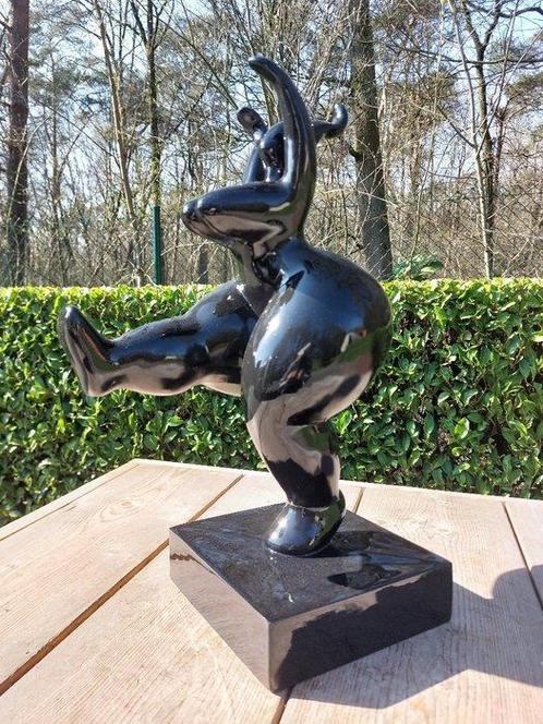 Statue, abstract kunstig beeld van een dikke dame in zwarte, Antiek en Kunst, Curiosa en Brocante