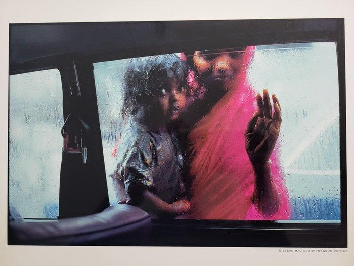 Steve McCurry (1950–) - Mère et enfant à bord dune voiture,, Antiek en Kunst, Kunst | Designobjecten