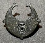 Romain antique Bronze Broche intacte de forme lunaire,