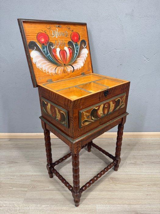 Cercueil - Bois - Coffre de rangement — meuble 1944, Antiquités & Art, Antiquités | Autres Antiquités