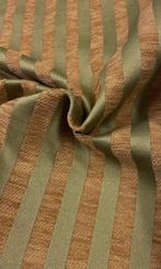 Stof met een materiële en compacte structuur en een