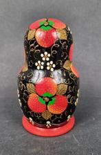 MATRIOCHKAS - Arts populaires - Poupée Décor Fraises -