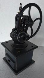 Koffiemolen - gietijzer - Koffiemolen met vliegwiel, Antiek en Kunst