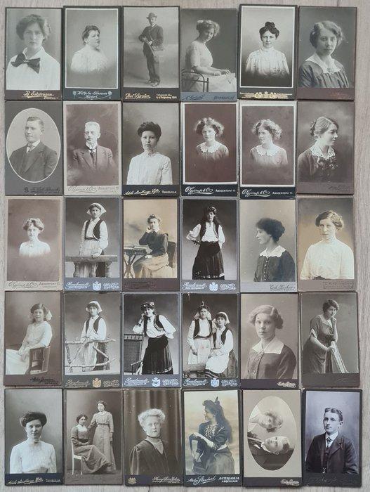 Diverse fotografen - 30 stijlvolle cdvs uit Zweden en, Antiek en Kunst, Kunst | Tekeningen en Fotografie