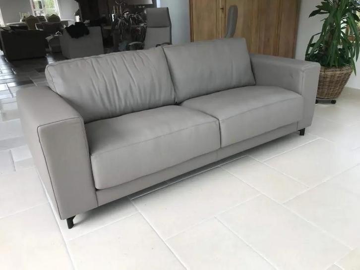 3-zits bank met stalen poten - bruin leer, Antiek en Kunst, Antiek | Meubels | Stoelen en Sofa's, Ophalen of Verzenden