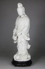 Grote Kwanyin-beeldje - Houten sokkel - Dehua - Blanc de