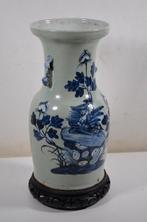 Vaas van maillet en porselein, met blauw-witte decoratie van, Antiek en Kunst