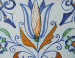 Tegel - Gekleurde Tulp-Hart tegel. - 1600-1650, Antiek en Kunst