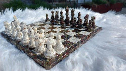 Jeu déchecs - Howlite blanche (États-Unis), jaspe sang de, Antiek en Kunst, Curiosa en Brocante
