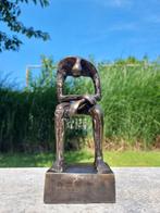 Statue, Emotioneel treurende reus - 35 cm - Bronze, Antiek en Kunst