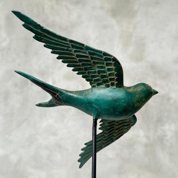 Sculpture, NO RESERVE PRICE - Swallow Fly Away on Stand - 18